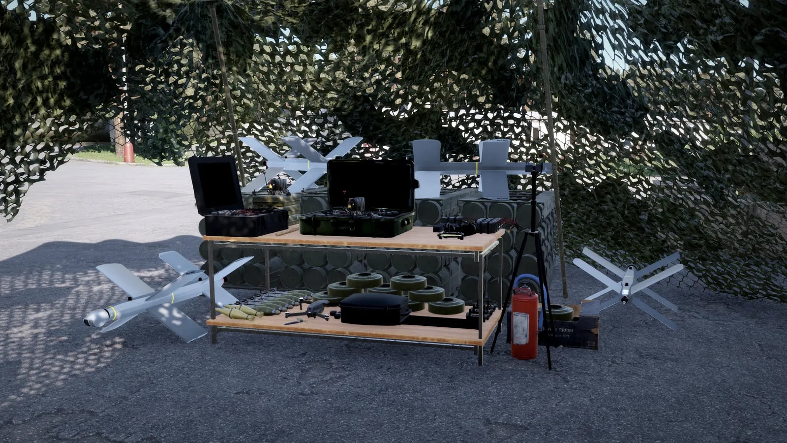 Mesa de drones da base sob rede de camuflagem, com maletas de controle, drones Lancet, munições para dropper e a antena em tripé