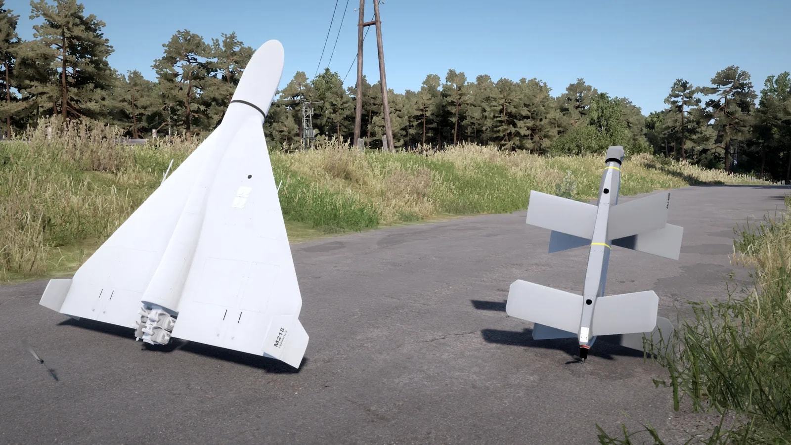 Os dois drones de longo alcance em pé na estrada: à esquerda o Shahed-136, branco, de asa delta; à direita o ZALA Lancet, cinza, com dois pares de asas em X