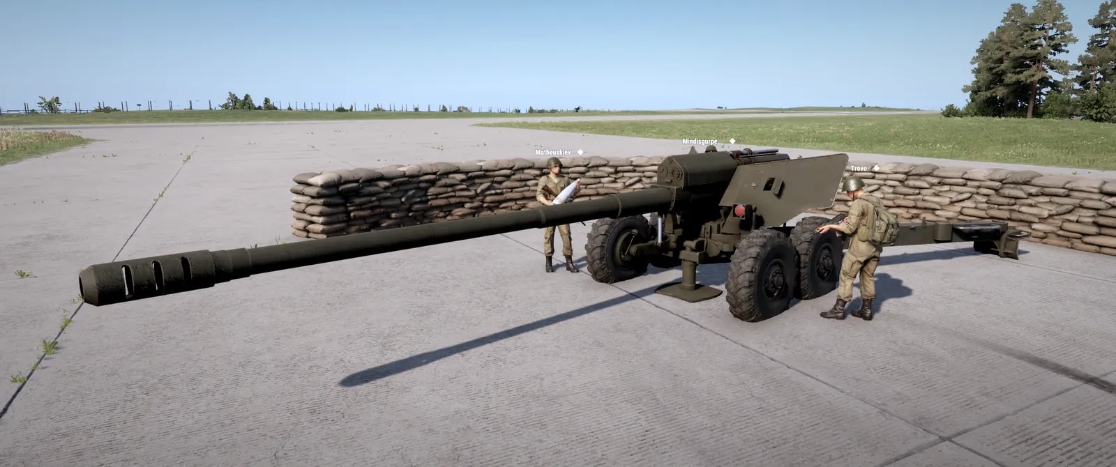 Canhão-obus 2A36 Hyacinth-B de 152mm em posição de tiro, com o tubo longo apontado para a esquerda, e a guarnição de três soldados ao lado da peça