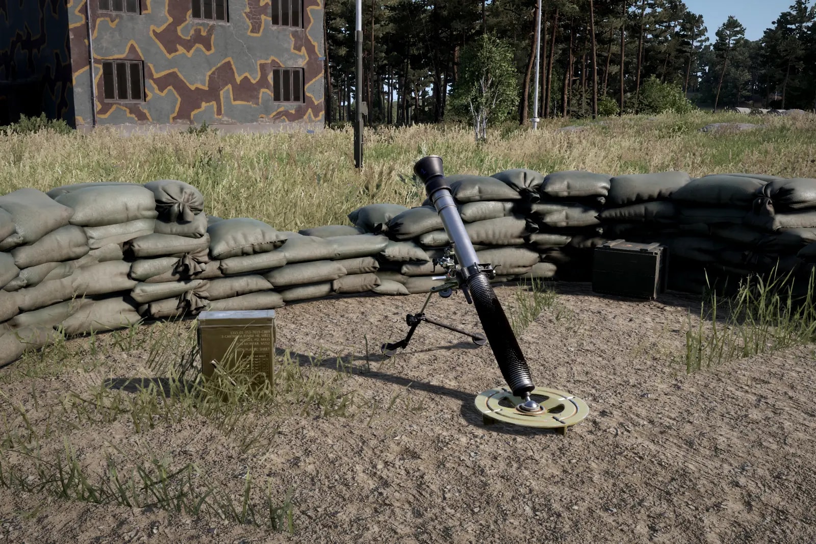 Morteiro M252 com tubo, bipé e placa-base sobre a terra, ao lado de uma caixa de munição, dentro de um círculo de sacos de areia