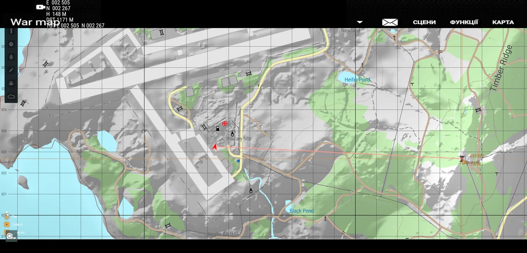 Mapa em tela cheia do Kropyva com a interface preta "War map" e menus em ucraniano no topo; uma linha vermelha liga a seta vermelha do jogador, na base militar, a um X vermelho em Signal Hill, e o quadro de coordenadas mostra E 002 505, N 002 267, H 148 M, DST 1171 M e TGT E 002 505 N 002 267